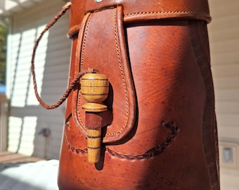 Handgefertigte Crossbody Bag aus Rindsleder: Bienen- & Zylinderdesign