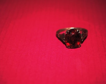 Anello d'epoca dell'URSS in argento dorato con pietra campione del peso di 875 grammi, come da foto.
