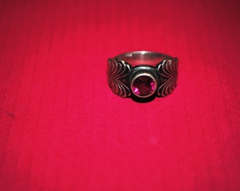 Anello d'epoca dell'URSS in argento dorato con pietra campione del peso di 916 nella foto.