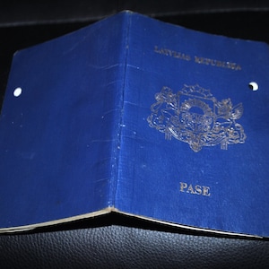 Lets vintage paspoort uitgegeven in Letland