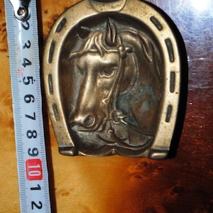 Ferro di cavallo antico in ottone e posacenere portafortuna a forma di cavallo.