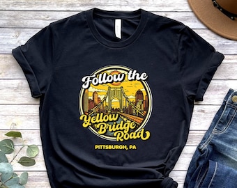 Peut inclure: T-shirt noir avec un graphique du pont jaune de Pittsburgh, en Pennsylvanie. Le graphique indique "Follow the Yellow Bridge Road".