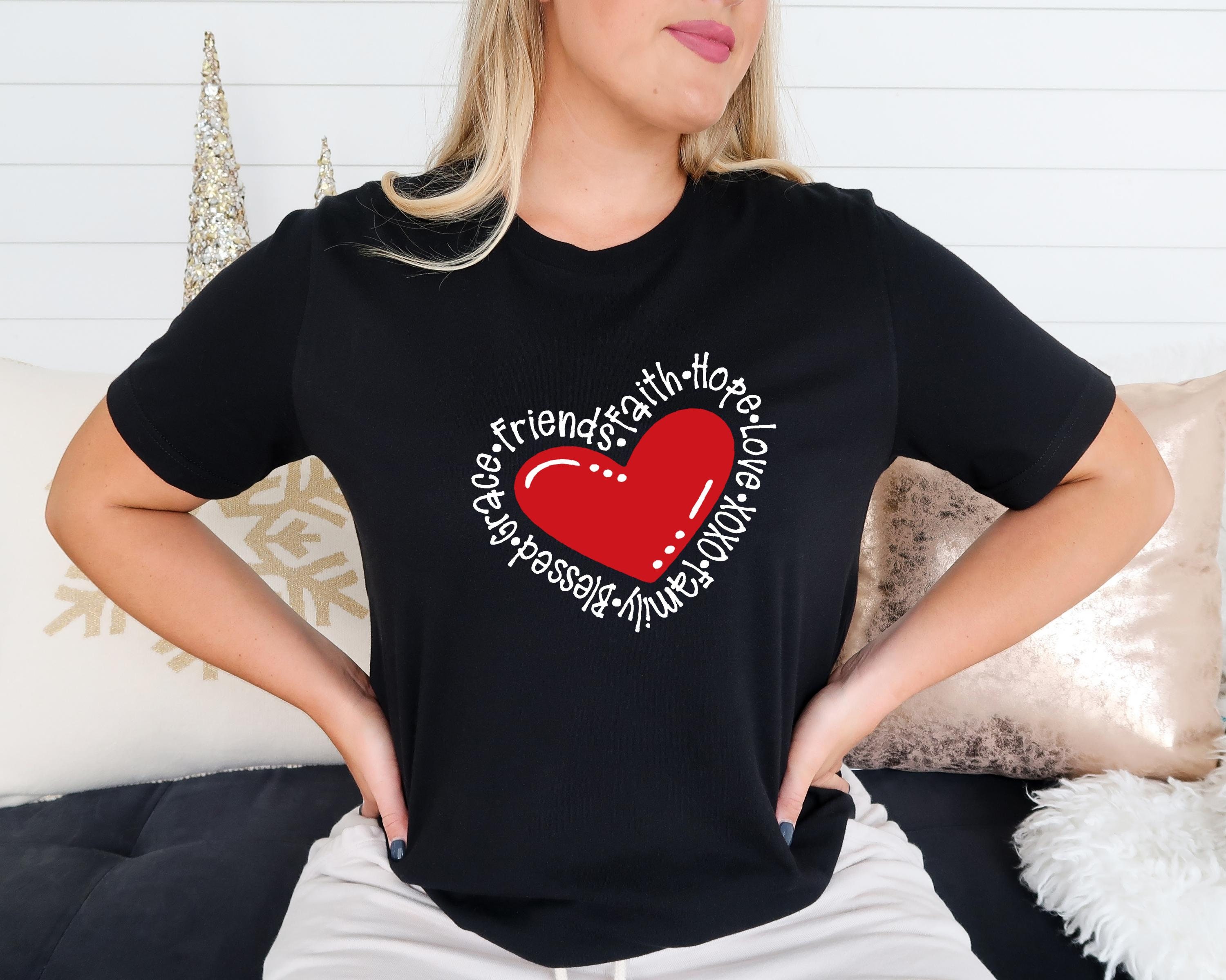 T-shirt Cristiana Donna Con Margherite E Farfalle - Scritte Faith Hope Love, Girocollo, Maniche Corte - Taglie S-XXL