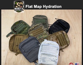 Pode incluir: Um conjunto de oito bolsas de hidratação planas para mapas em vários padrões de camuflagem, incluindo verde, marrom, preto e branco. As bolsas têm um fecho de correr e um sistema de correias MOLLE. As bolsas são fabricadas pela Ratt Tactical Combat Gear.