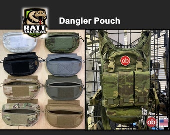 Pode incluir: Uma variedade de bolsas táticas em diferentes padrões e cores de camuflagem. As bolsas estão abertas e mostram o interior da bolsa. As bolsas são etiquetadas com "RATT Tactical Combat Gear". A imagem também mostra um colete tático maior com um padrão de camuflagem e o texto "ob" nele.
