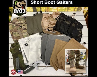 Puede incluir: Una variedad de polainas cortas para botas en diferentes patrones de camuflaje y colores sólidos, incluyendo marrón claro, gris, blanco y negro. Las polainas están hechas de tela duradera y tienen un cierre de cordón. La imagen también muestra a una persona usando un par de polainas sobre sus botas. El texto "Short Boot Gaiters" se muestra en la parte superior de la imagen.