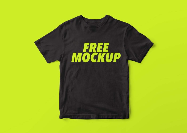 Może przedstawiać: Czarny t-shirt z napisem "FREE MOCKUP" w jasnozielonym kolorze.