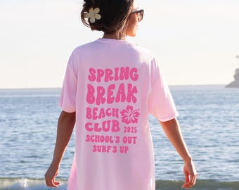 Puede incluir: Camiseta rosa con el texto "Spring Break Beach Club 2025 School's Out Surf's Up" en letras rosas.