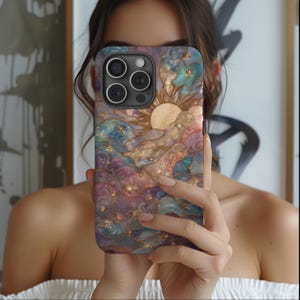 Puede incluir: Funda de tel&eacute;fono colorida con un dise&ntilde;o celestial que presenta un sol, nubes y estrellas. La funda tiene una mezcla de tonos azules, morados y dorados, con una apariencia texturizada. Dise&ntilde;ada para un smartphone.