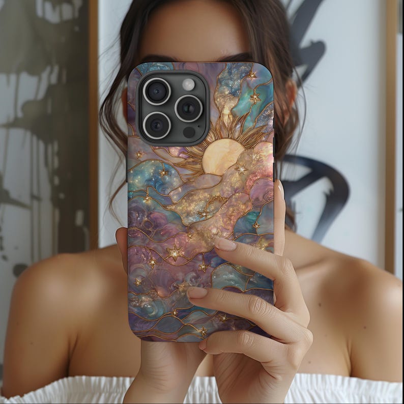 Puede incluir: Funda de tel&eacute;fono colorida con un dise&ntilde;o celestial que presenta un sol, nubes y estrellas. La funda tiene una mezcla de tonos azules, morados y dorados, con una apariencia texturizada. Dise&ntilde;ada para un smartphone.