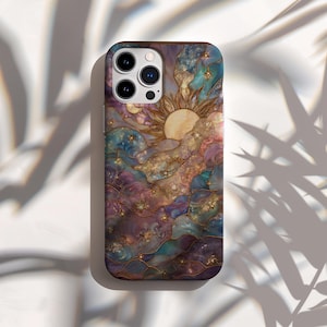 Puede incluir: Una funda para smartphone con un dise&ntilde;o celestial que presenta un sol, nubes y estrellas. La funda tiene un efecto de vidriera de colores con tonos de morado, azul y dorado. La funda tiene un acabado brillante y un parachoques protector en los bordes.