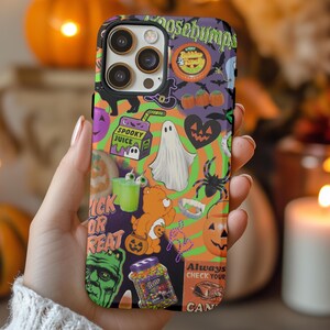 Op de afbeelding: Een telefoonhoesje met een Halloween-thema met een collage van griezelige afbeeldingen. Het ontwerp bevat pompoenen, geesten, spinnen en de tekst "Spooky Juice" en "Trick or Treat". De hoes heeft een zwarte rand en een glanzende afwerking.