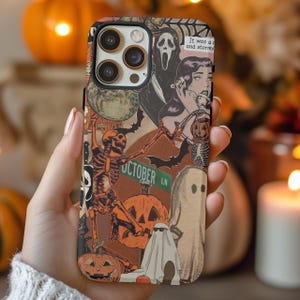 Op de afbeelding: Een telefoonhoesje met een collage-ontwerp met Halloween-thema. Het ontwerp bevat een skelet, pompoenen, geesten en een afbeelding in vintage stripstijl. De tekst "OCTOBER LN" is zichtbaar.