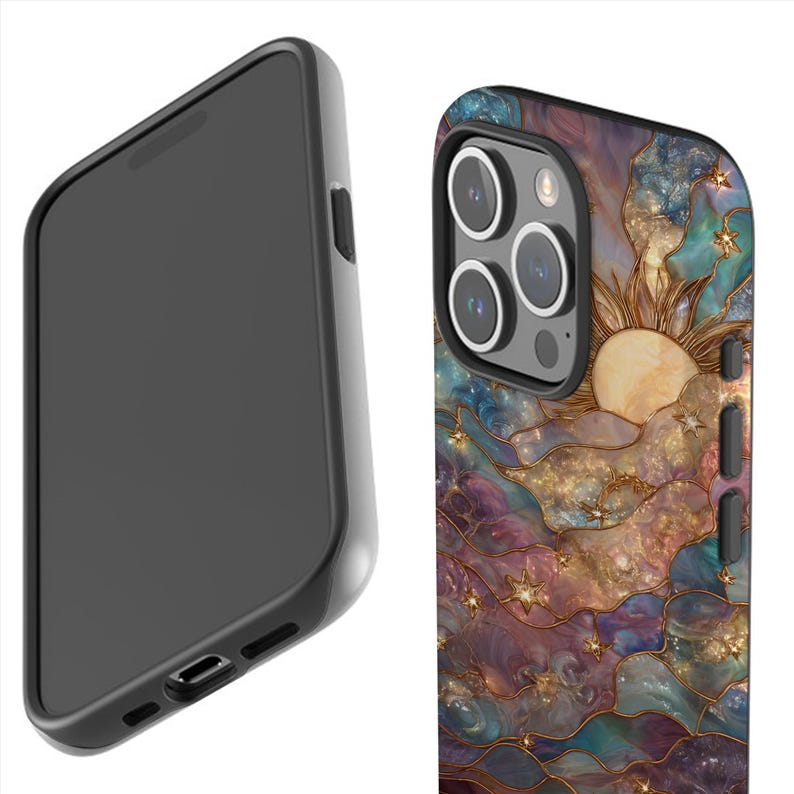 Puede incluir: Funda de tel&eacute;fono inteligente negra con un dise&ntilde;o colorido de vidrieras que presenta un sol, nubes y estrellas. La funda tiene un borde negro y un acabado liso y brillante. La pantalla del tel&eacute;fono es negra.
