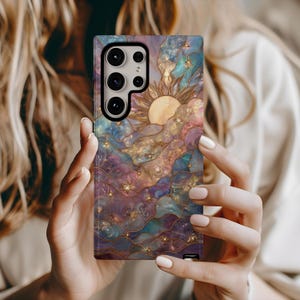 Puede incluir: Funda de tel&eacute;fono colorida con un dise&ntilde;o de vidriera que presenta un sol, estrellas y nubes arremolinadas en tonos morados, azules y dorados. La funda tiene un acabado brillante.