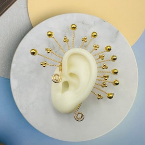 Boucle d'oreille enveloppante faite main EOS | Perles dorées et fil doré | Bijoux colombiens | Artisanat | Idée cadeau unique pour elle | Conception d'oreille réglable
