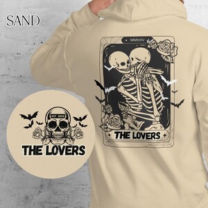 Moletom com capuz romântico personalizado para Halloween, moletom com cartas de tarô dos amantes, casamento de casal esqueleto, morcegos e camisa de jardim de rosas para mulheres