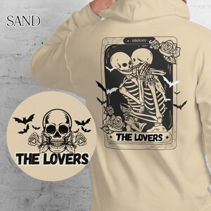 Moletom com capuz para cartas de tarô dos amantes, moletom vintage boho para namorados, esqueleto romântico e místico para casamento, morcegos e camisa de jardim de rosas, presente para mulheres