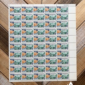 Puede incluir: Una hoja de 50 sellos postales de los Estados Unidos que muestran una ilustraci&oacute;n azul y verde de una presa y agua con el texto "Water Conservation" y "4&cent;" impreso en cada sello.