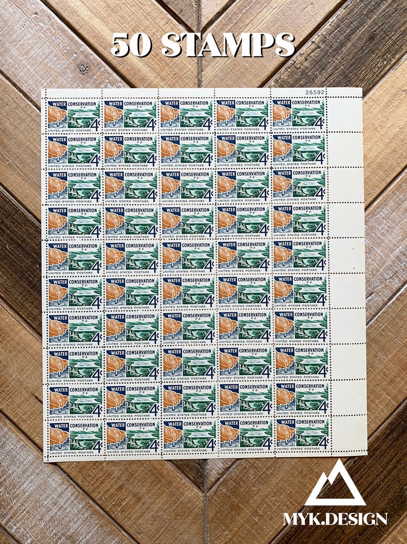 Puede incluir: Una hoja de 50 sellos postales de los Estados Unidos que muestran una ilustraci&oacute;n azul y verde de una presa y agua con el texto "Water Conservation" y "4&cent;" impreso en cada sello.