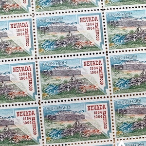 K&ouml;nnte beinhalten: Eine Platte mit neun 5-Cent-US-Briefmarken zur Erinnerung an den 100. Jahrestag der Aufnahme Nevadas in die Union im Jahr 1964. Jede Marke zeigt eine farbenfrohe Illustration einer Stadt mit Bergen im Hintergrund und dem Text "Nevada 1864 1964 Statehood".