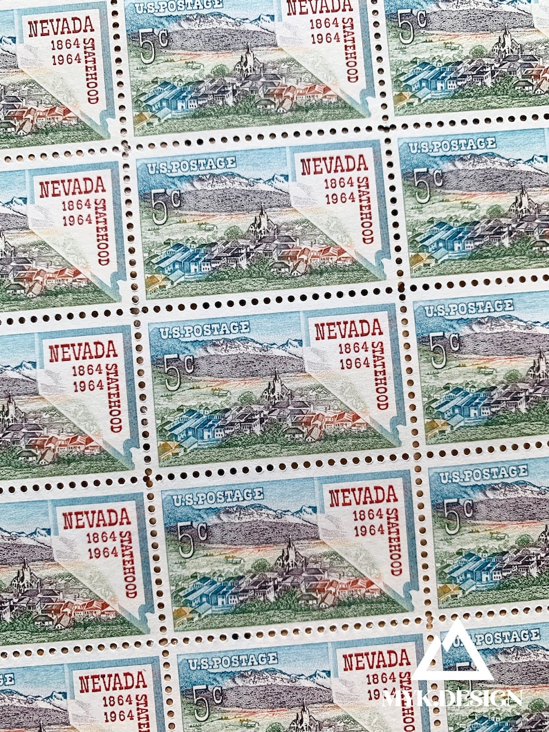 K&ouml;nnte beinhalten: Eine Platte mit neun 5-Cent-US-Briefmarken zur Erinnerung an den 100. Jahrestag der Aufnahme Nevadas in die Union im Jahr 1964. Jede Marke zeigt eine farbenfrohe Illustration einer Stadt mit Bergen im Hintergrund und dem Text "Nevada 1864 1964 Statehood".