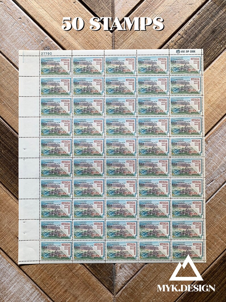 K&ouml;nnte beinhalten: Eine Bogen mit 50 alten Briefmarken mit einer Szene aus Nevada, auf jeder Marke steht "NEVADA 1914". Der Bogen ist mit "27790" und "USE ZIP CODE" beschriftet.