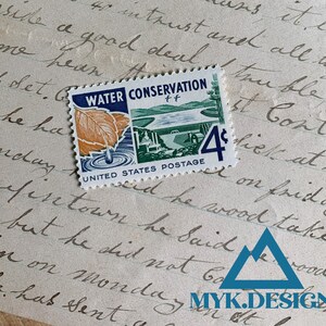 Puede incluir: Un sello postal estadounidense vintage de 4 centavos con una ilustraci&oacute;n azul, verde y naranja de la conservaci&oacute;n del agua. El sello representa una presa, un r&iacute;o y dos hojas con una gota de agua cayendo en un charco de agua. El texto "WATER CONSERVATION" est&aacute; impreso en azul en la parte superior del sello.