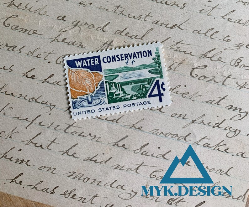 Puede incluir: Un sello postal estadounidense vintage de 4 centavos con una ilustraci&oacute;n azul, verde y naranja de la conservaci&oacute;n del agua. El sello representa una presa, un r&iacute;o y dos hojas con una gota de agua cayendo en un charco de agua. El texto "WATER CONSERVATION" est&aacute; impreso en azul en la parte superior del sello.
