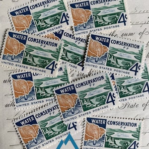 Puede incluir: Una colecci&oacute;n de nueve sellos postales estadounidenses vintage que muestran una ilustraci&oacute;n azul y verde de una hoja cayendo en un cuerpo de agua. Los sellos son todos de 4 centavos y tienen el texto "Water Conservation" impreso en ellos.