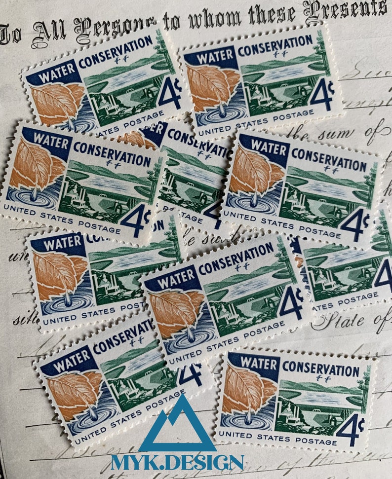 Puede incluir: Una colecci&oacute;n de nueve sellos postales estadounidenses vintage que muestran una ilustraci&oacute;n azul y verde de una hoja cayendo en un cuerpo de agua. Los sellos son todos de 4 centavos y tienen el texto "Water Conservation" impreso en ellos.