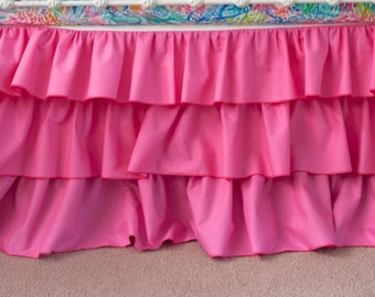 Ropa de cama y decoración para habitación infantil de sirena: manta, cenefa, cojín decorativo, faldón de cuna y banderín.