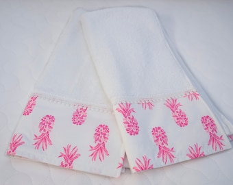 Un par (2) de toallas de mano blancas de lujo con ribete de tela - Sirena Elefantes Piñas Orquídeas Rosas Flamencos Rosados Florales