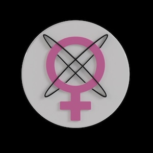 Puede incluir: Un emblema circular blanco con un símbolo femenino rosa y líneas negras que se cruzan. El símbolo está centrado en el círculo blanco, sobre un fondo negro. El diseño es una representación 3D.