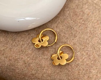 18 Gold Daisy Flower Earrings, Dainty Gold Flower Huggie Hoop Earrings, Everyday Minimalist Earrings, Small Flower Drop Hoops Earrings