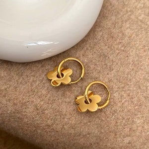 18 Gold Daisy Flower Earrings, Dainty Gold Flower Huggie Hoop Earrings, Everyday Minimalist Earrings, Small Flower Drop Hoops Earrings