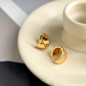 Chunky Gold Huggie Hoop Earrings, Mini Raindrop Earrings, 15mm Small Gold Hoop Earrings,Thick Gold Huggie Earrings, Dainty Gold Hoop Earring