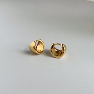 Chunky 18K Gold Teardrop Hoop Earrings, Small Gold Hoop Earrings, Huggie Hoop Earring, Thick Gold Huggie Earring, Dainty Hoop Earring