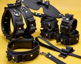 Conjunto de 9 piezas de cuero para bondage con esposas, lazos, collar, muñequeras, tobilleras, musleras y venda para los ojos.