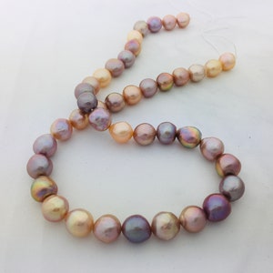 Filo di perle Edison color arcobaleno metallizzato naturale, filo di perle barocche con sfumature arcobaleno metalliche, perle di perle semi-barocche naturali.TH14