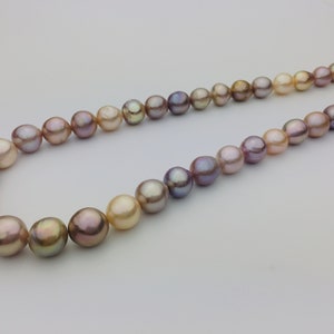 Filo di perle Edison arcobaleno metallico da 9,5-12 mm con colore viola, filo di perle semi-barocche naturali, perle di perle barocche metalliche.AQ02