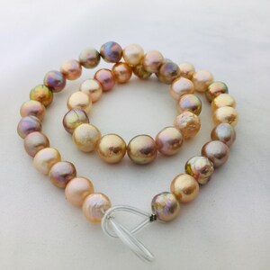 Filo di perle Edison di colore misto ad alta lucentezza naturale con colori arcobaleno, filo di perle barocche metalliche, perle barocche metalliche. BBR12