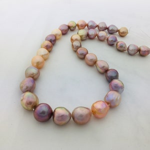 Filo di perle Edison metalliche naturali ad alta lucentezza da 10-12,5 mm, filo di perle semi-barocche metalliche, perle di perle barocche arcobaleno metalliche.TL14