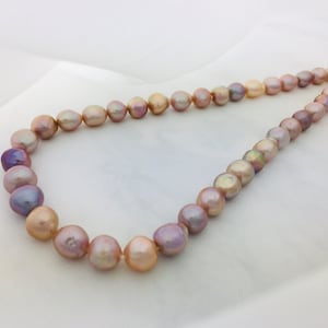 Filo di perle barocche metallizzate naturali, perle di perle Edison di colore arcobaleno metallizzato naturale, filo di perle Edison di colore misto metallizzato.TA10