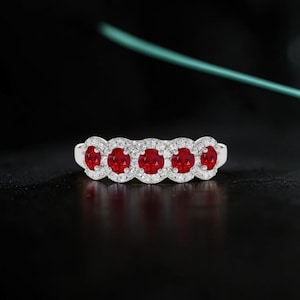 Anillo de eternidad de rubí y circonita cúbica blanca: alianza de boda apilable delgada de plata de ley 925.