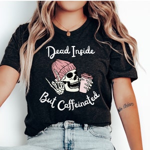 Chemise morte à l&#39;intérieur mais caféinée, chemise de café drôle, chemise squelette drôle, j&#39;ai besoin d&#39;une chemise de café, cadeau drôle pour elle, chemise morte à l&#39;intérieur