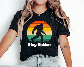 Bigfoot-skjorta, retro Bigfoot-skjorta, Sasquatch-skjorta, Stay Hidden Bigfoot-skjorta, unisex Bigfoot-skjorta, friluftsskjorta, vandringströja