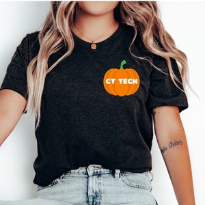 Pode incluir: Uma camiseta preta com um gráfico de abóbora e o texto "CT TECH" em letras brancas.