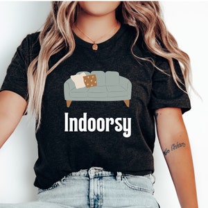 Indoorsy shirt, anti sociaal shirt, asociaal shirt, cadeau voor introvert, grappig cadeau voor vriend, verblijf in shirt, Home Body Tee, Homebody