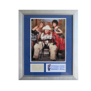 Benny Hill signierte Karte und Fotoanzeige mit COA, Comedy Legend und TV-Persönlichkeit eingerahmt